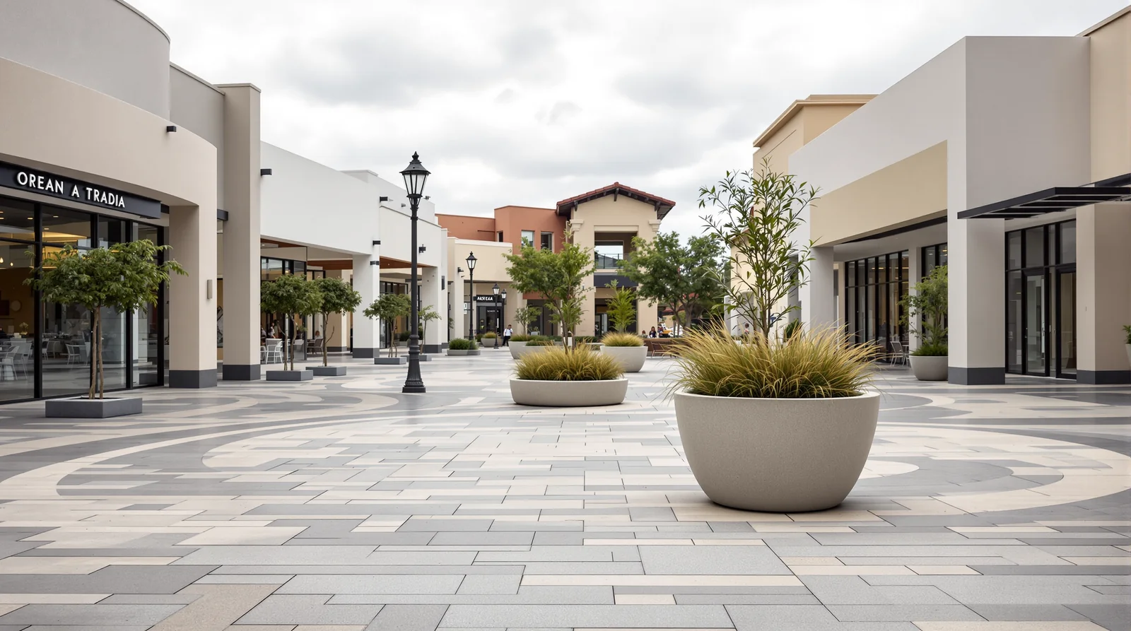 Maceta bowl de concreto pulido en plaza comercial mexicana al aire libre, luz difusa nublada