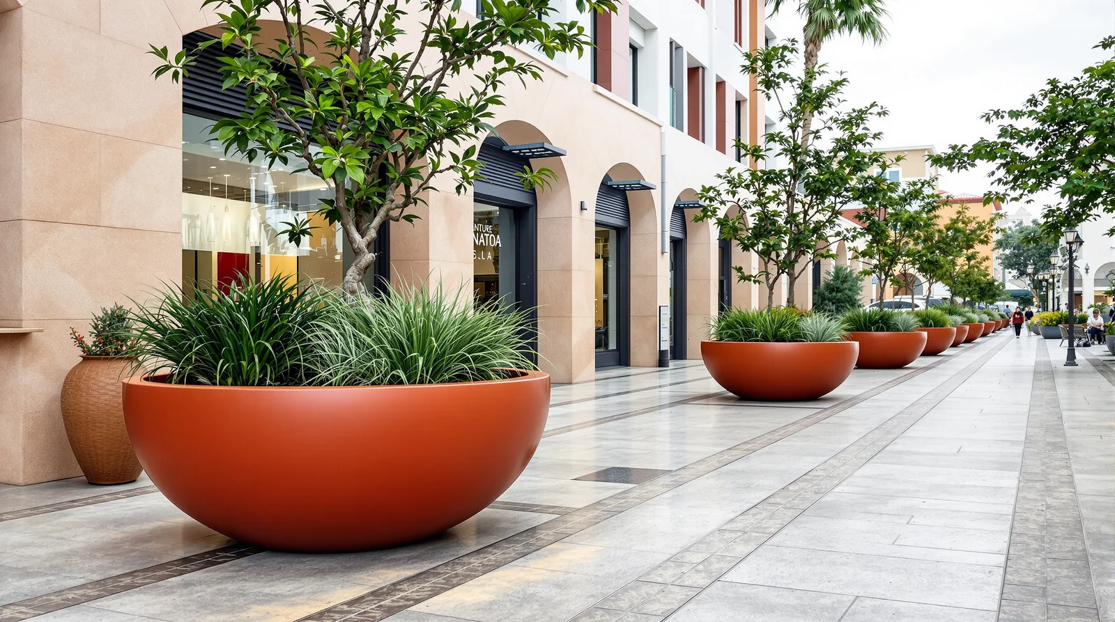 Bowls grandes de fibra de vidrio en color terracota saturada en plaza pública mexicana
