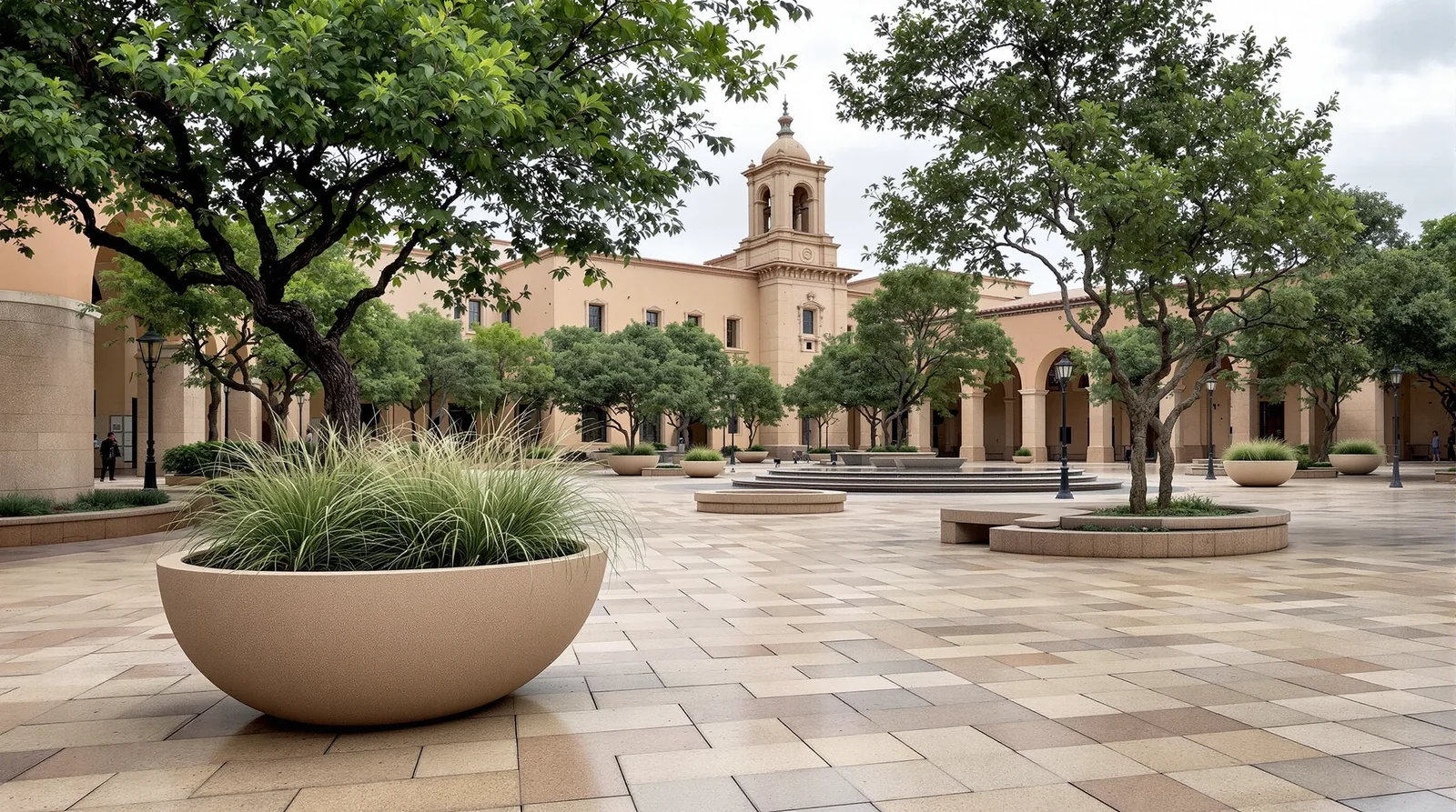 Plaza histórica mexicana con bowl de fibra de vidrio acabado cantera y arquitectura cívica al fondo