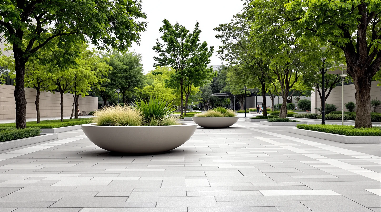 Macetas bowl de concreto pulido en parque urbano mexicano con pavimento de piedra, día nublado