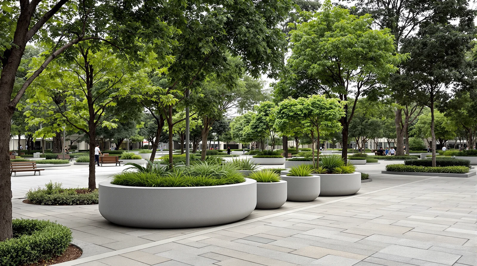 Grupo de macetas bowl de concreto pulido en parque urbano mexicano de obra pública, día nublado